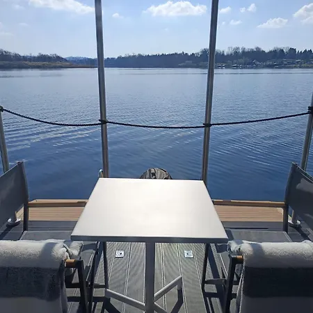 Neon Bigigio House Boat 船上ホテル